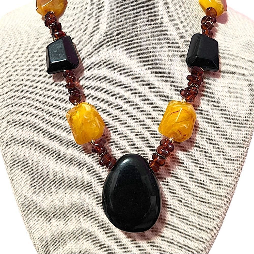 ⭐️3/$25⭐️ Vintage Black Citrine Amber Color Acrylic Bead Necklace